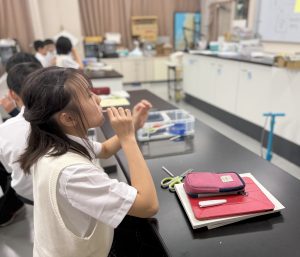 【中1】「理科」音の鳴るしくみを実験で確かめました